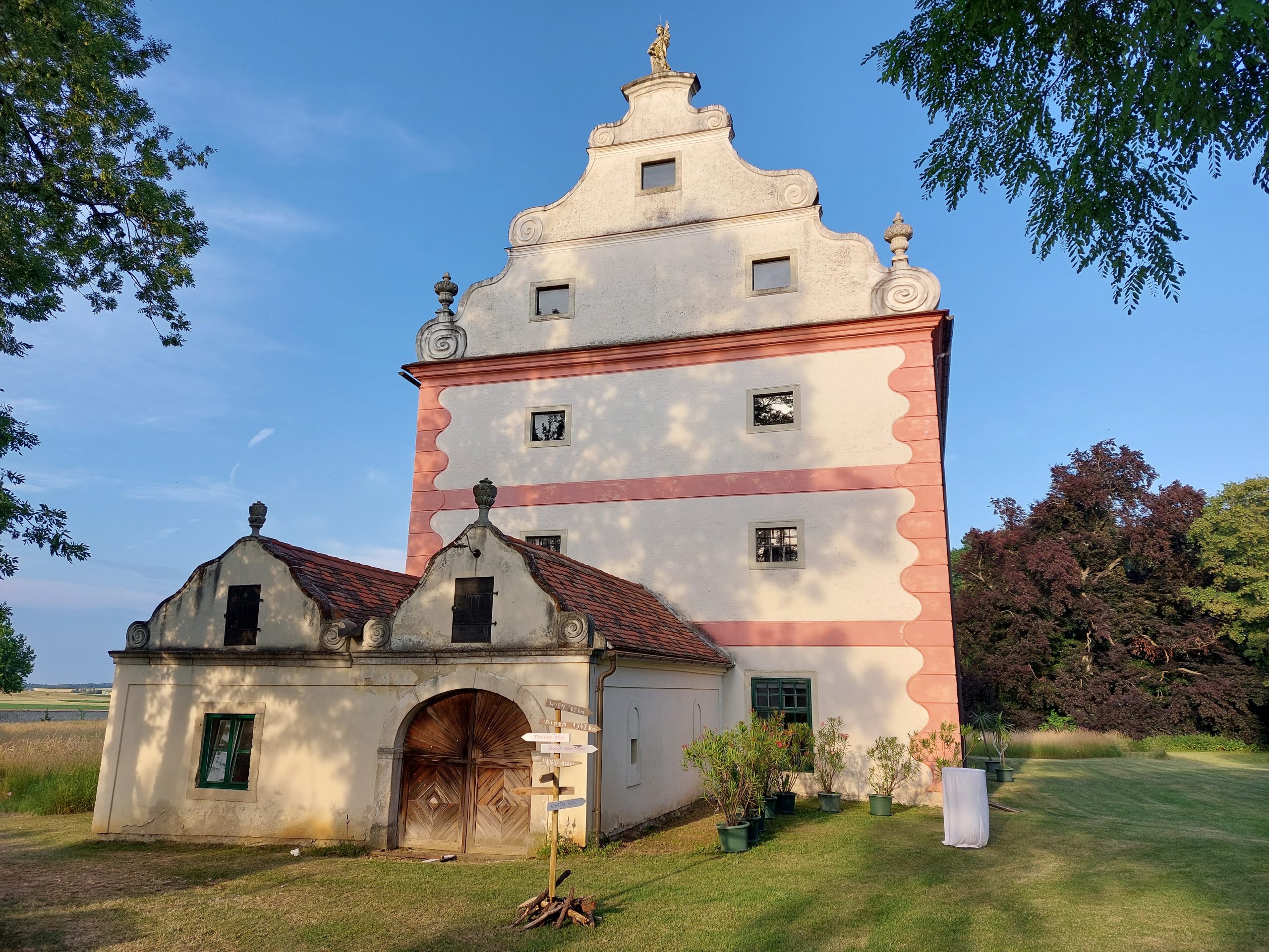 Schüttkasten von Schloss Harmannsdorf — Frontalansicht mit barockem Giebel